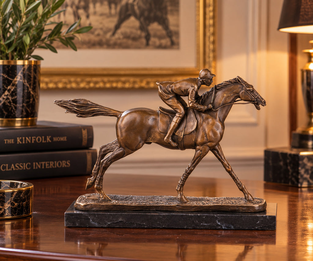 Bronze Skulptur Jockey auf Rennpferd – signierte Sport Figur auf Marmorsockel