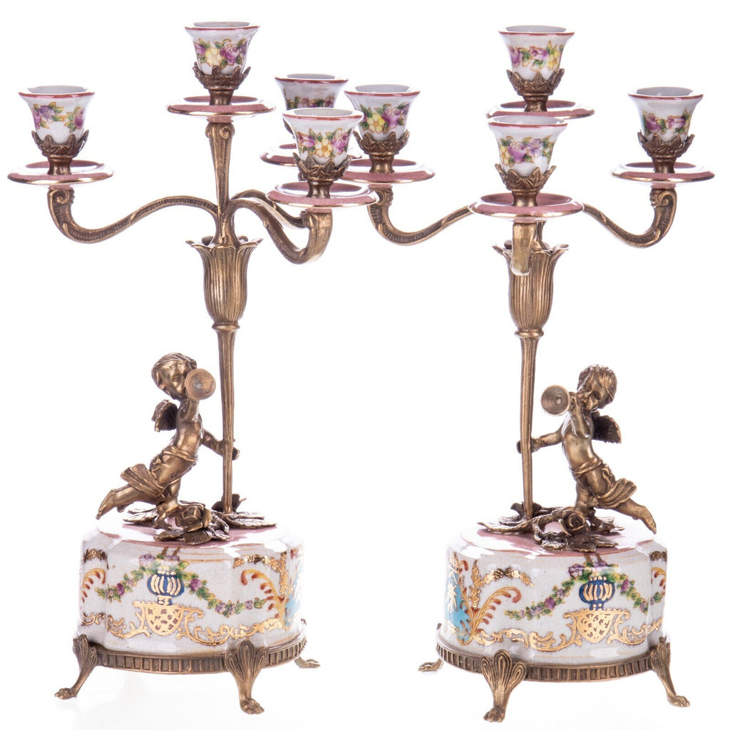 Paar 5-flammige Kerzenleuchter aus Porzellan & Bronze – Putten Figur mit Blumen
