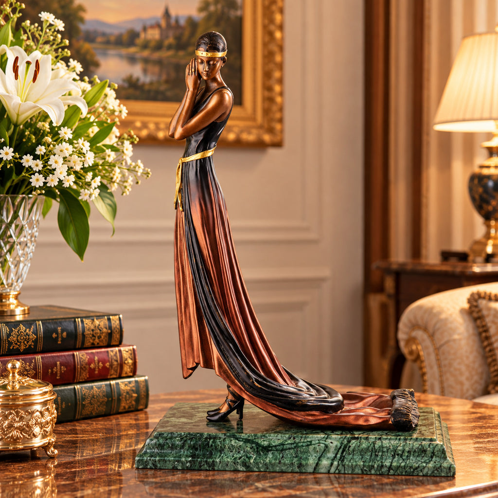 Bronze Skulptur Art-déco Frau im Abendkleid – signierte Figur auf Marmorsockel