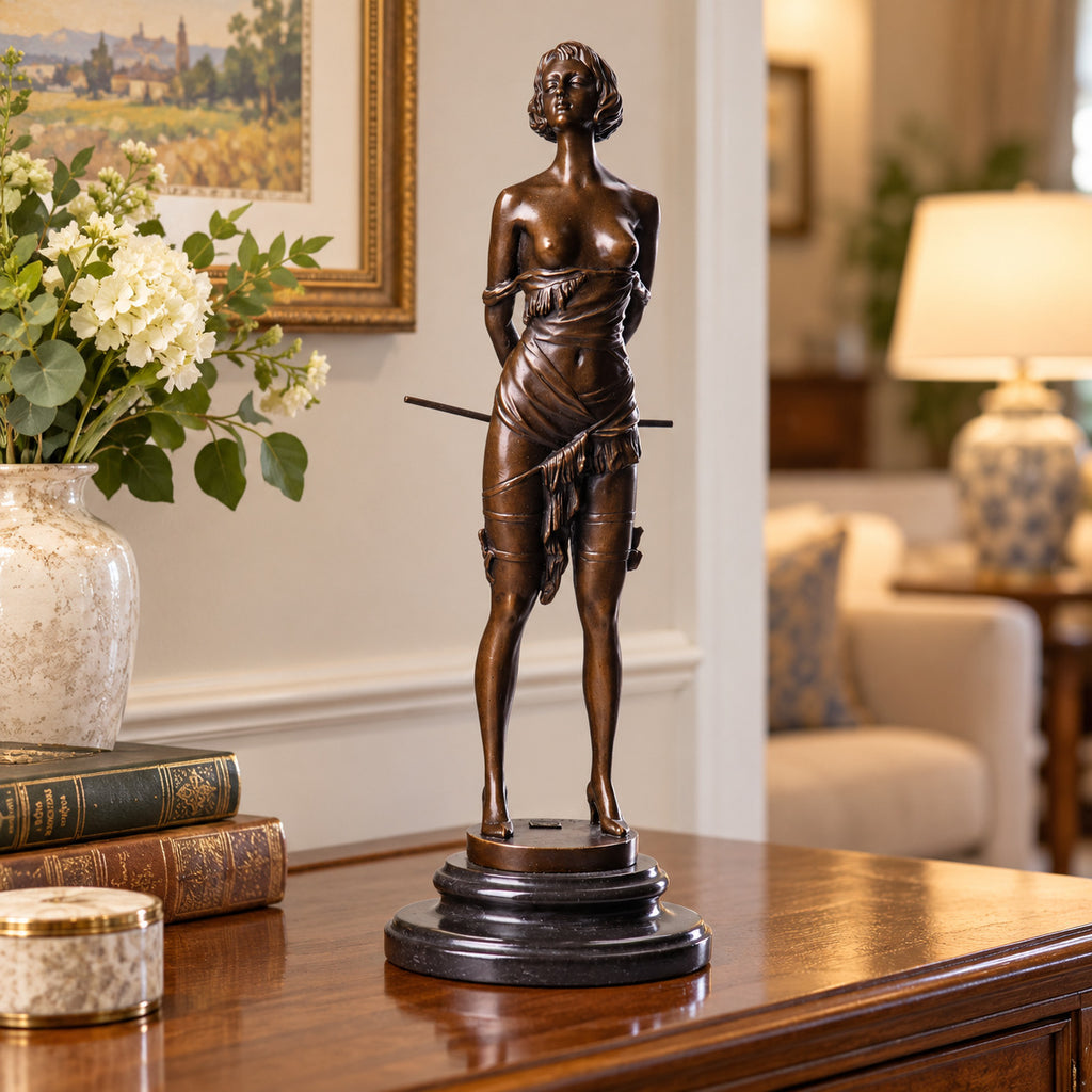 Bronze Skulptur freizügige Frau mit Rute – signierte Aktfigur auf Marmorsockel