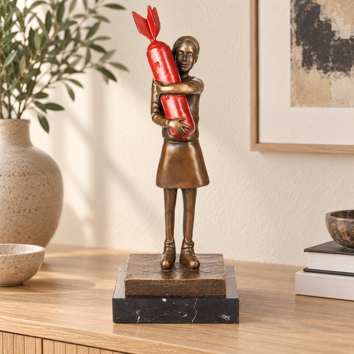 Bronze Skulptur Mädchen mit Rakete nach Banksy, signierte Figur auf Marmorsockel