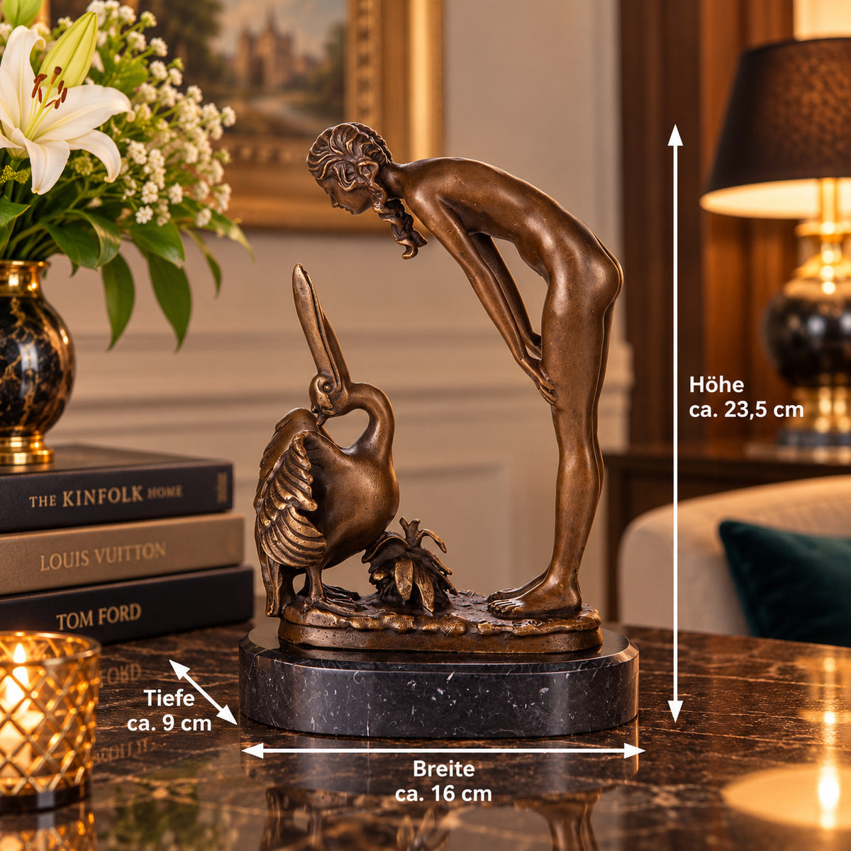 Bronze Skulptur Frau mit Pelikan – signierte Aktfigur Tierfigur auf Marmorsockel